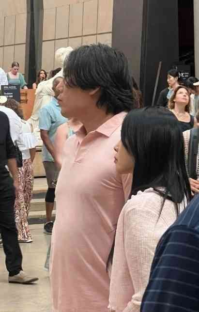 昔日女神丨57歲前玉女掌門人遊巴黎 素顏狀況曝光被嘲極嚇人網民：真係認唔出