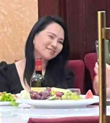 昔日女神丨57歲前玉女掌門人遊巴黎 素顏狀況曝光被嘲極嚇人網民：真係認唔出