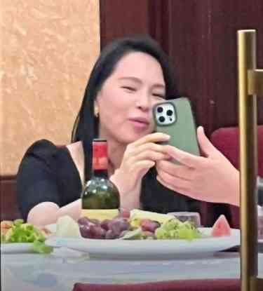 昔日女神丨57歲前玉女掌門人遊巴黎 素顏狀況曝光被嘲極嚇人網民：真係認唔出