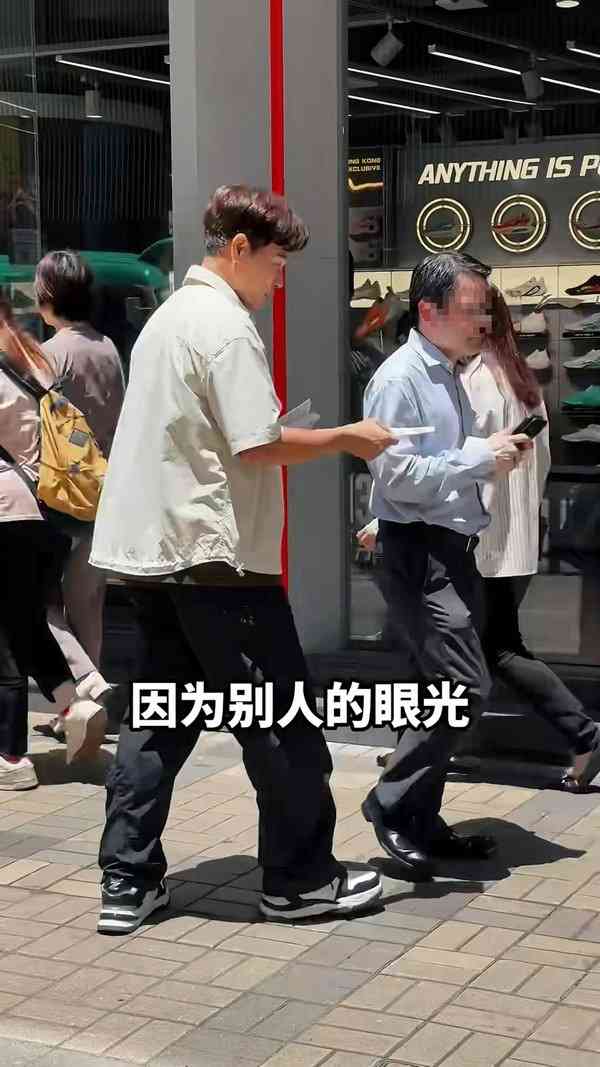 名人保養｜TVB億萬視帝派傳單無人認得出 途人避走場面勁尷尬 曾傳被前度嫌窮兼派綠帽