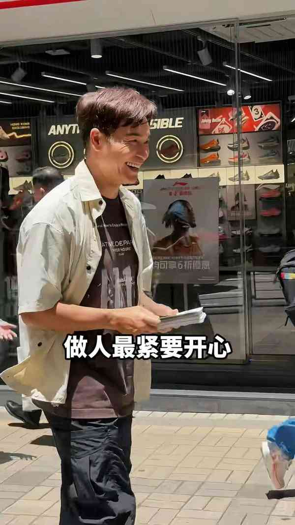 名人保養｜TVB億萬視帝派傳單無人認得出 途人避走場面勁尷尬 曾傳被前度嫌窮兼派綠帽