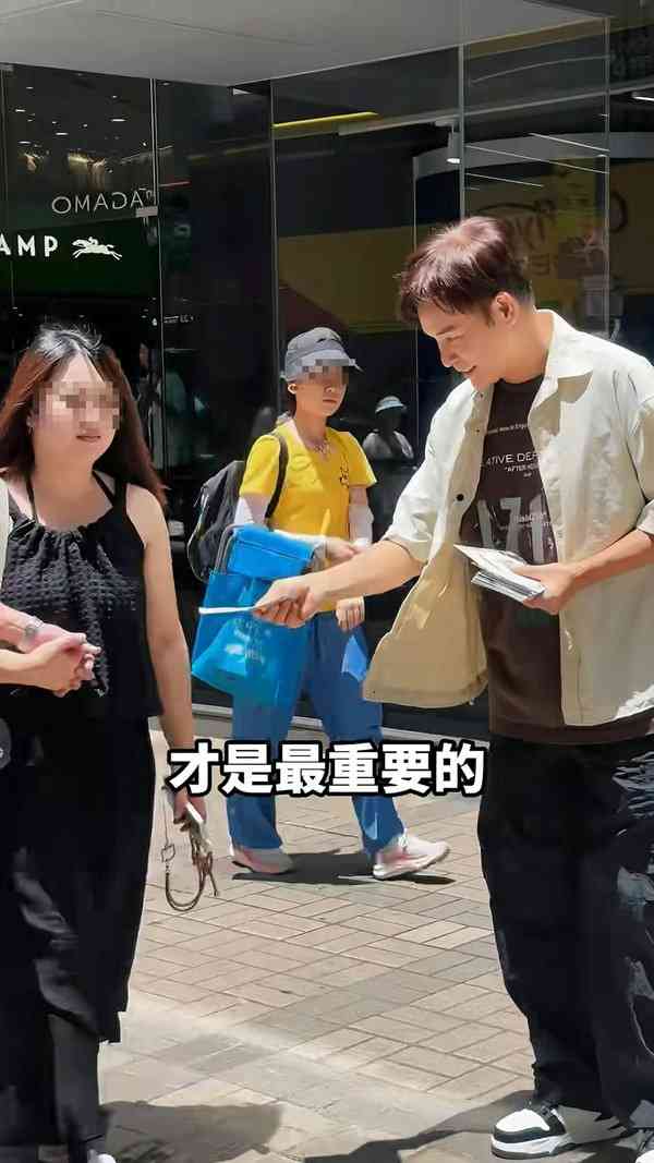 名人保養｜TVB億萬視帝派傳單無人認得出 途人避走場面勁尷尬 曾傳被前度嫌窮兼派綠帽