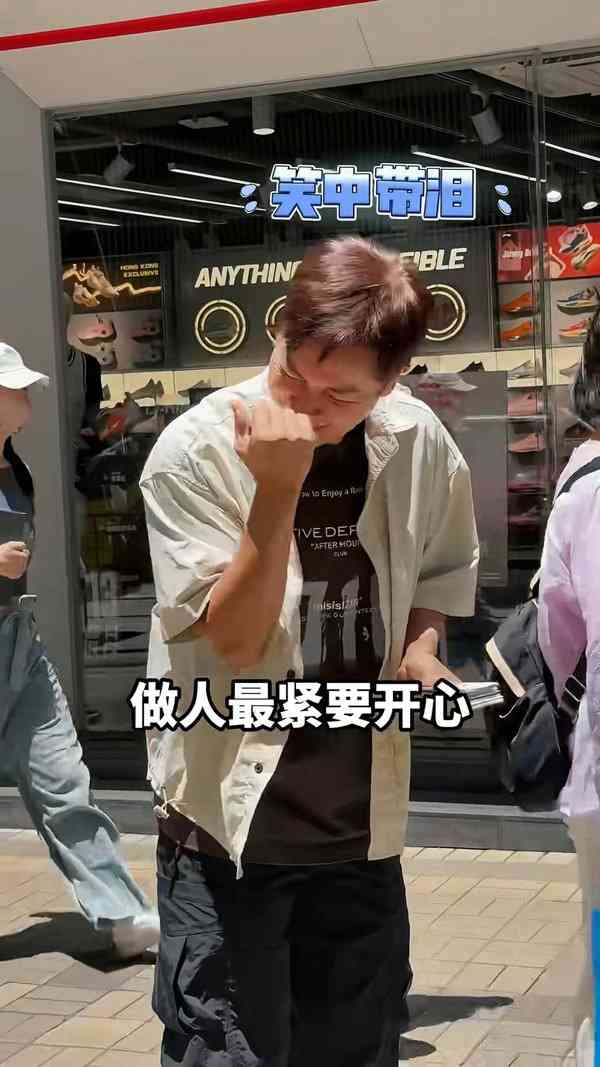 名人保養｜TVB億萬視帝派傳單無人認得出 途人避走場面勁尷尬 曾傳被前度嫌窮兼派綠帽