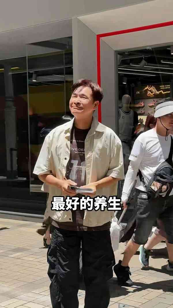 名人保養｜TVB億萬視帝派傳單無人認得出 途人避走場面勁尷尬 曾傳被前度嫌窮兼派綠帽