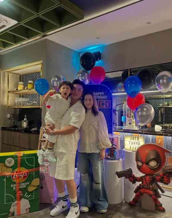 明星保養｜TVB視帝馬來西亞街邊食飯 衣著邋遢被笑似地盤工人 曾兩度鬧婚變現況曝光