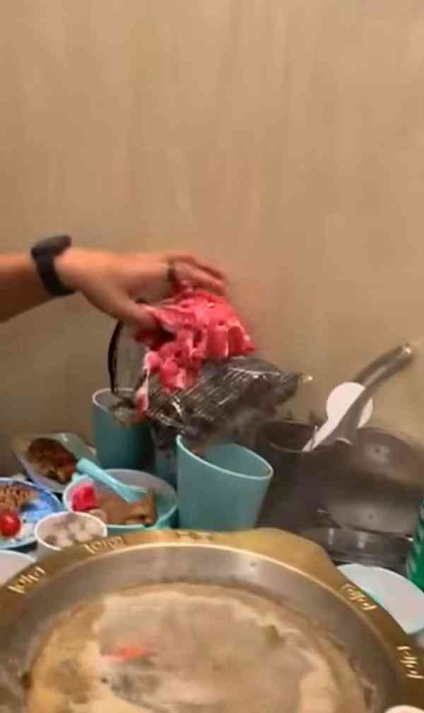 網絡熱話｜男女荃灣食火鍋放題 又食又拎海鮮肥牛狂塞袋 職員勸交還嚇呆：成袋呀？
