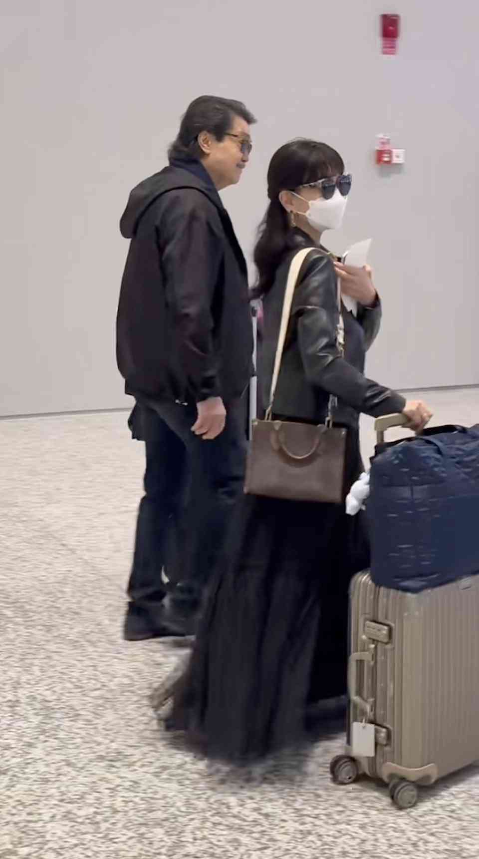 名人保養｜71歲趙雅芝杭州機場被粉絲捕獲，粉絲大讚凍齡力驚人、LV手袋勁吸睛