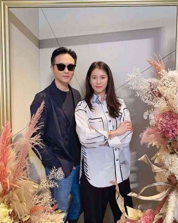 明星近況丨54歲影后白髮現身顯老態 同框型佬老公狀態對比極明顯 網民感慨:老了不少 明星近況丨54歲影后白髮現身顯老態 同框型佬老公狀態對比極明顯 網民感慨:老了不少