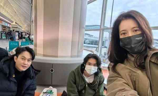 明星近況丨54歲影后白髮現身顯老態 同框型佬老公狀態對比極明顯 網民感慨:老了不少 明星近況丨54歲影后白髮現身顯老態 同框型佬老公狀態對比極明顯 網民感慨:老了不少