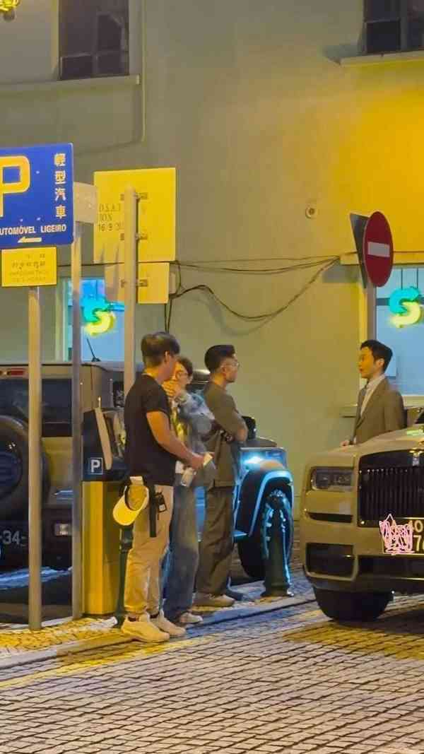 明星近況丨54歲影后白髮現身顯老態 同框型佬老公狀態對比極明顯 網民感慨:老了不少 明星近況丨54歲影后白髮現身顯老態 同框型佬老公狀態對比極明顯 網民感慨:老了不少