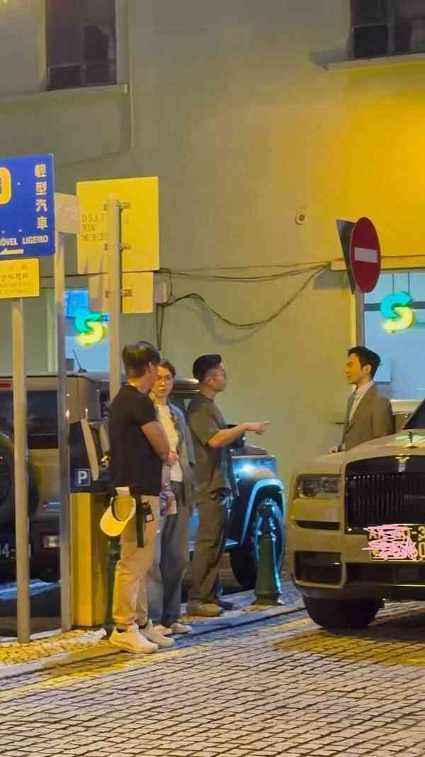 明星近況丨54歲影后白髮現身顯老態 同框型佬老公狀態對比極明顯 網民感慨:老了不少 明星近況丨54歲影后白髮現身顯老態 同框型佬老公狀態對比極明顯 網民感慨:老了不少