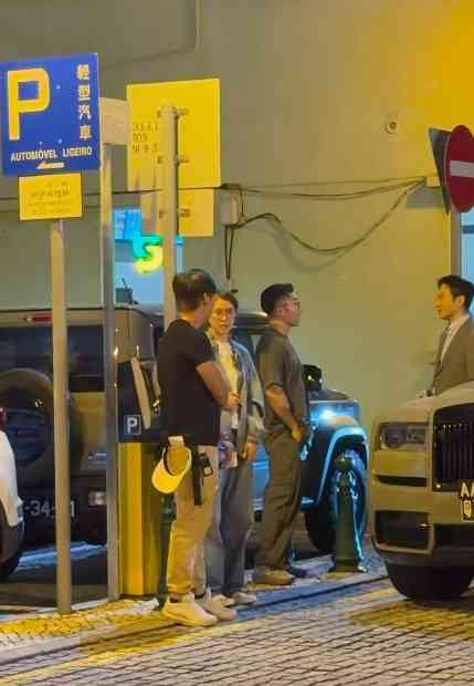 明星近況丨54歲影后白髮現身顯老態 同框型佬老公狀態對比極明顯 網民感慨:老了不少 明星近況丨54歲影后白髮現身顯老態 同框型佬老公狀態對比極明顯 網民感慨:老了不少