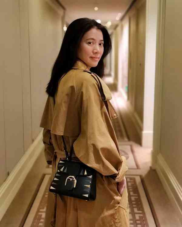 明星近況丨54歲影后白髮現身顯老態 同框型佬老公狀態對比極明顯 網民感慨:老了不少 明星近況丨54歲影后白髮現身顯老態 同框型佬老公狀態對比極明顯 網民感慨:老了不少