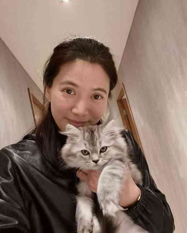 明星近況丨54歲影后白髮現身顯老態 同框型佬老公狀態對比極明顯 網民感慨:老了不少 明星近況丨54歲影后白髮現身顯老態 同框型佬老公狀態對比極明顯 網民感慨:老了不少