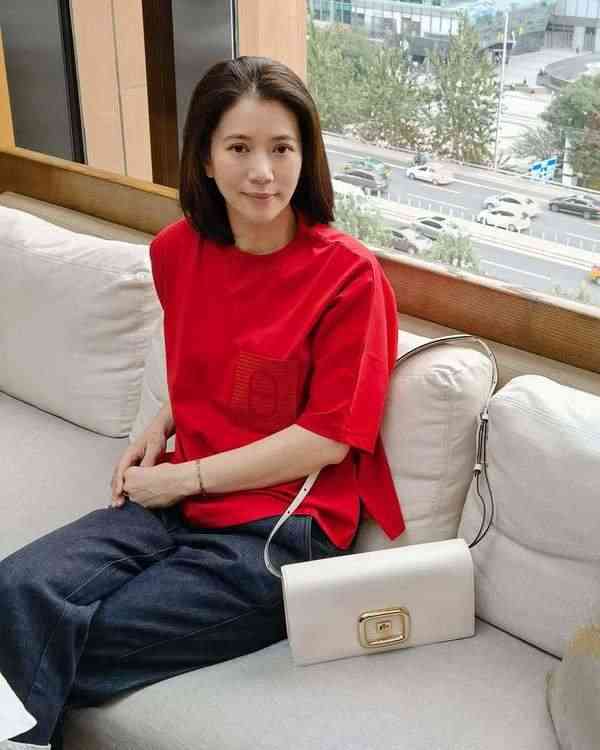 明星近況丨54歲影后白髮現身顯老態 同框型佬老公狀態對比極明顯 網民感慨:老了不少 明星近況丨54歲影后白髮現身顯老態 同框型佬老公狀態對比極明顯 網民感慨:老了不少