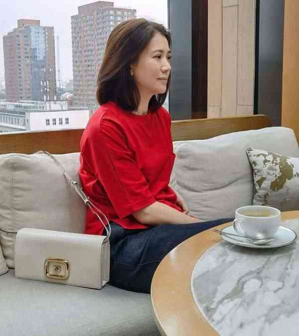 明星近況丨54歲影后白髮現身顯老態 同框型佬老公狀態對比極明顯 網民感慨:老了不少 明星近況丨54歲影后白髮現身顯老態 同框型佬老公狀態對比極明顯 網民感慨:老了不少