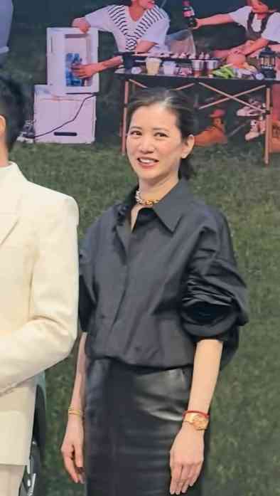 明星近況丨54歲影后白髮現身顯老態 同框型佬老公狀態對比極明顯 網民感慨:老了不少 明星近況丨54歲影后白髮現身顯老態 同框型佬老公狀態對比極明顯 網民感慨:老了不少