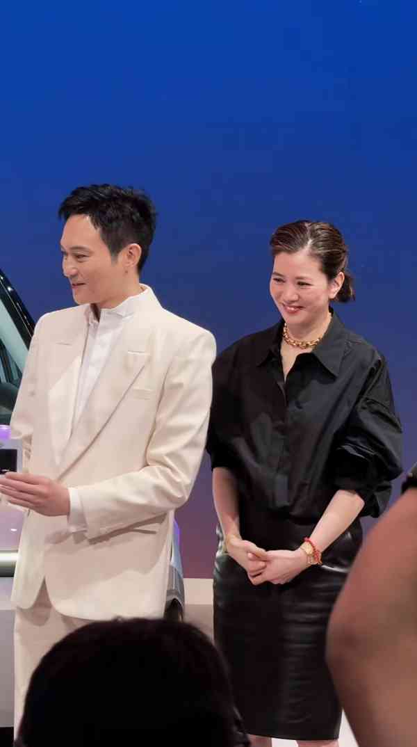 明星近況丨54歲影后白髮現身顯老態 同框型佬老公狀態對比極明顯 網民感慨:老了不少 明星近況丨54歲影后白髮現身顯老態 同框型佬老公狀態對比極明顯 網民感慨:老了不少