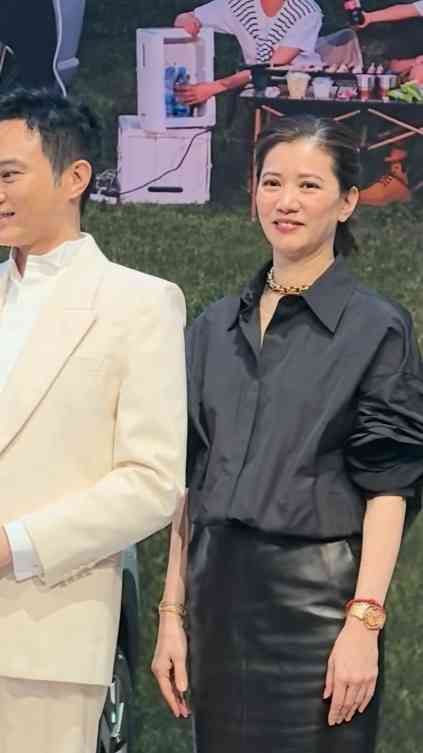 明星近況丨54歲影后白髮現身顯老態 同框型佬老公狀態對比極明顯 網民感慨:老了不少 明星近況丨54歲影后白髮現身顯老態 同框型佬老公狀態對比極明顯 網民感慨:老了不少