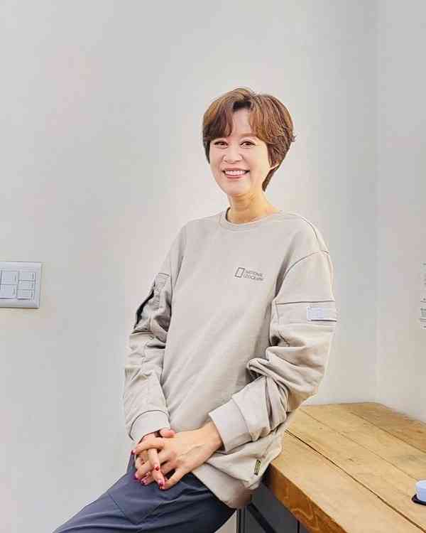 女星抗癌︱59歲資深女星患乳癌三次化療嚴重脫髮 公開剃髮過程樂觀抗癌:我現在像個帥哥 女星抗癌︱59歲資深女星患乳癌三次化療嚴重脫髮 公開剃髮過程樂觀抗癌:我現在像個帥哥