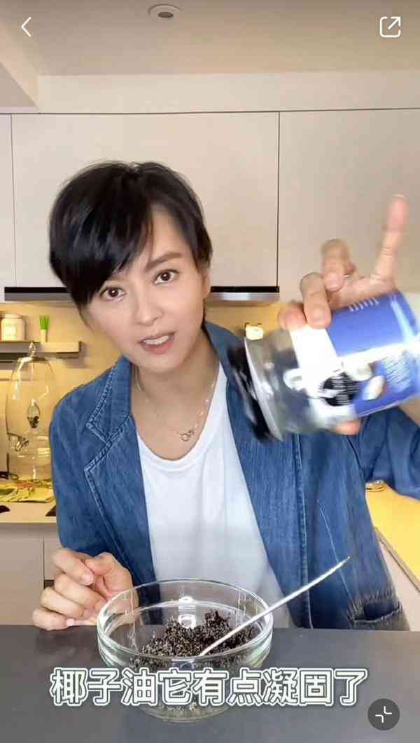 凍齡女神｜梁詠琪正式「入五」曬凍齡慶生相靚足30年　公開低成本椰子油護膚術　逆齡餐單全面睇