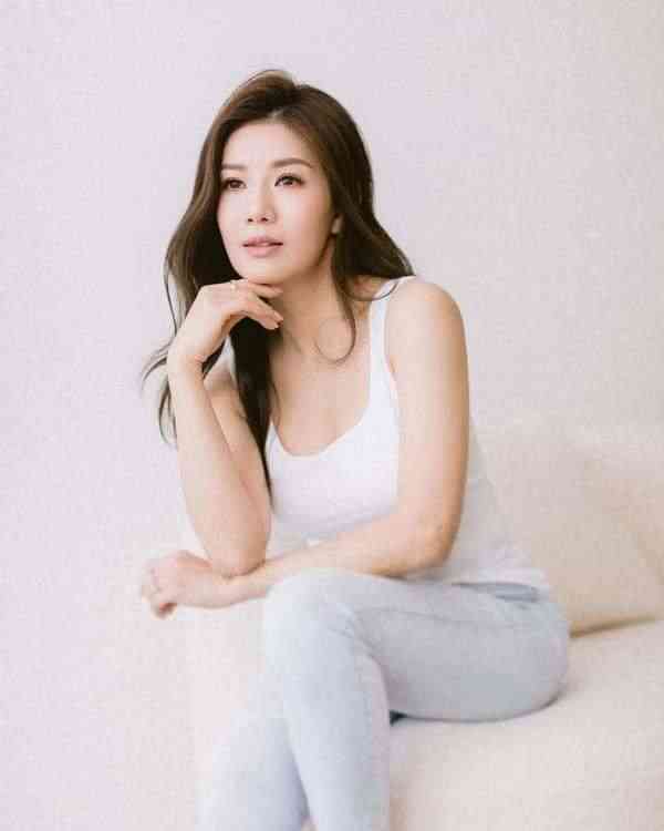 凍齡女神｜46歲美魔女貌似30歲！ 張美妮親揭6大凍齡術 網民激讚：皮膚靚到發晒光