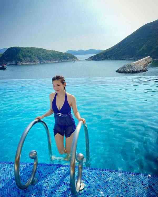 凍齡女神｜46歲美魔女貌似30歲！ 張美妮親揭6大凍齡術 網民激讚：皮膚靚到發晒光