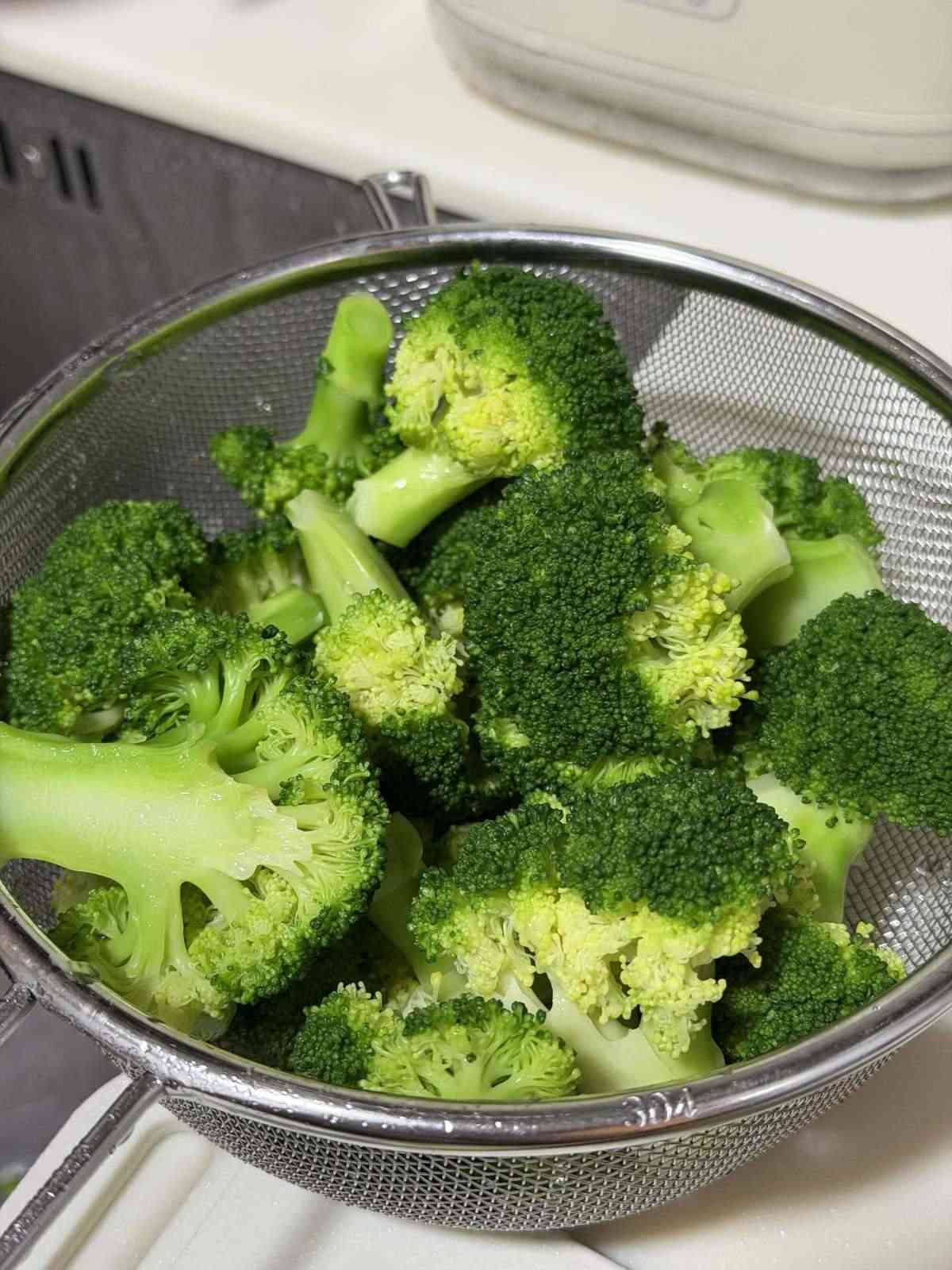 西蘭花清洗丨西蘭花洗極都有蟲　港女浸1小時換水3次仍烚出恐怖黑蟲崩潰：唔敢食西蘭花