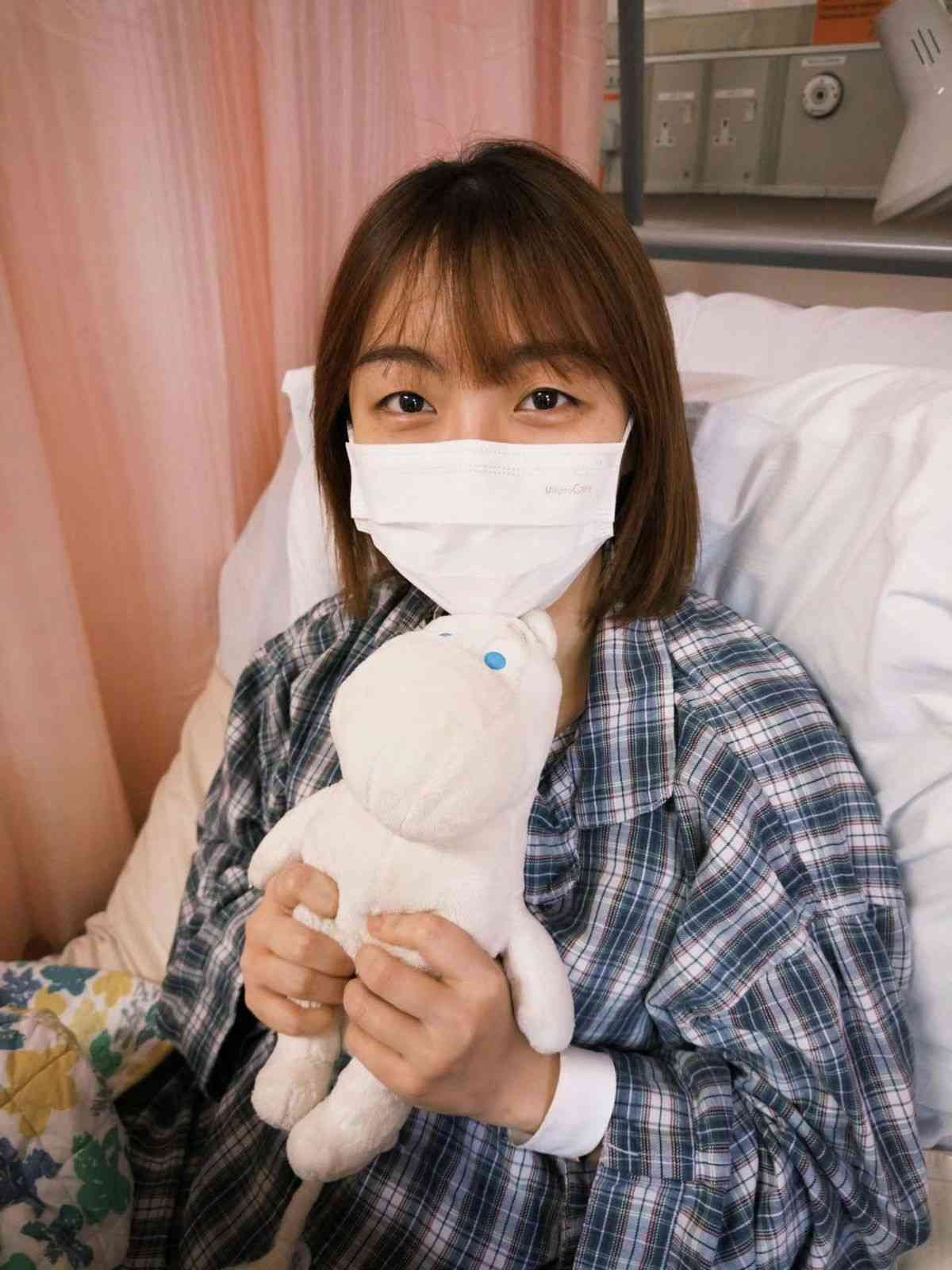 抗癌戰士︱四語主持施可瑩患卵巢癌擴散至盲腸　切全子宮建人工造口保命　病重腹脹如懷孕仍忍痛開工
