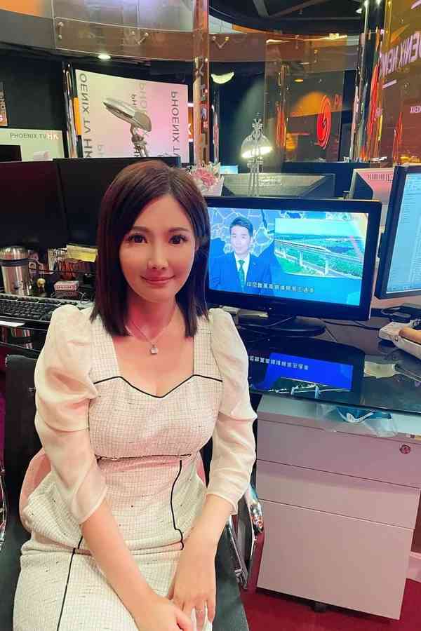 潘蔚林丨前TVB新聞主播罕亮相零老態 　48歲潘蔚林驚人回春任浸大副教授太太同為新聞之花