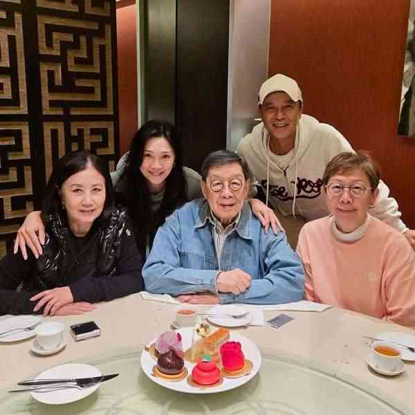 李克勤盧淑儀｜52歲港姐冠軍盧淑儀素顏現身 逆齡美貌氣質出眾震驚網民 李克勤疲態盡現被指「似太太爸爸」