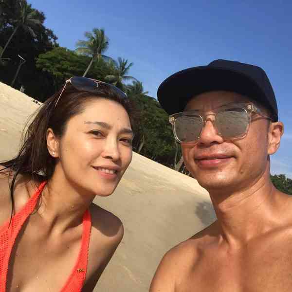 李克勤盧淑儀｜52歲港姐冠軍盧淑儀素顏現身 逆齡美貌氣質出眾震驚網民 李克勤疲態盡現被指「似太太爸爸」