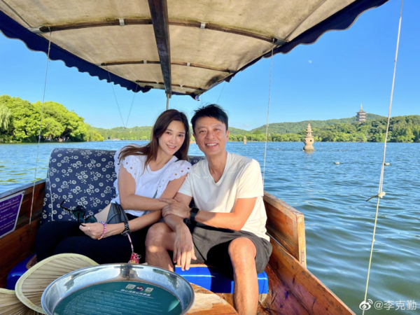 李克勤盧淑儀｜52歲港姐冠軍盧淑儀素顏現身 逆齡美貌氣質出眾震驚網民 李克勤疲態盡現被指「似太太爸爸」
