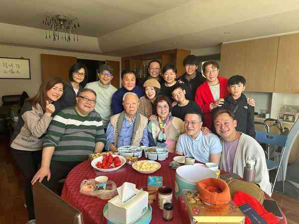 鍾景輝逝世｜King Sir最後身影曝光　西貢外遊消瘦坐輪椅　10年前患大腸癌淡出幕前