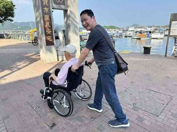 鍾景輝逝世｜King Sir最後身影曝光　西貢外遊消瘦坐輪椅　10年前患大腸癌淡出幕前