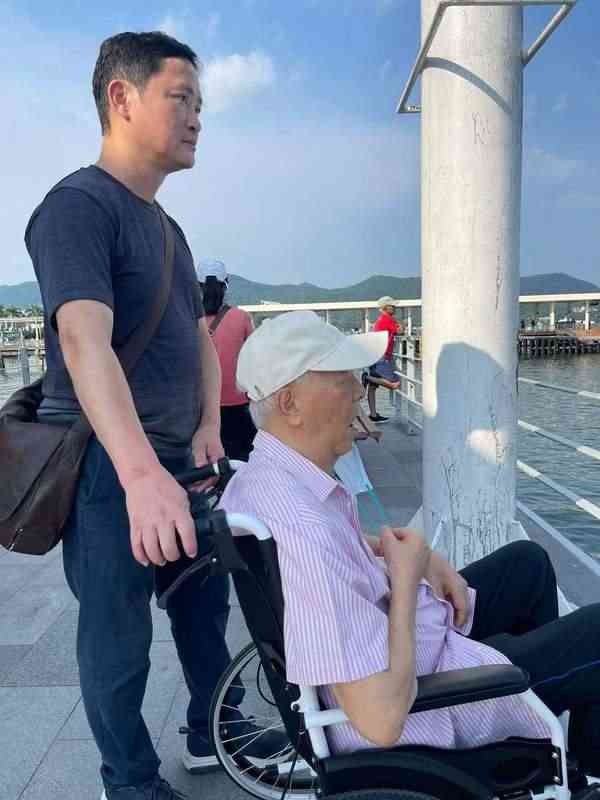 鍾景輝逝世｜King Sir最後身影曝光　西貢外遊消瘦坐輪椅　10年前患大腸癌淡出幕前