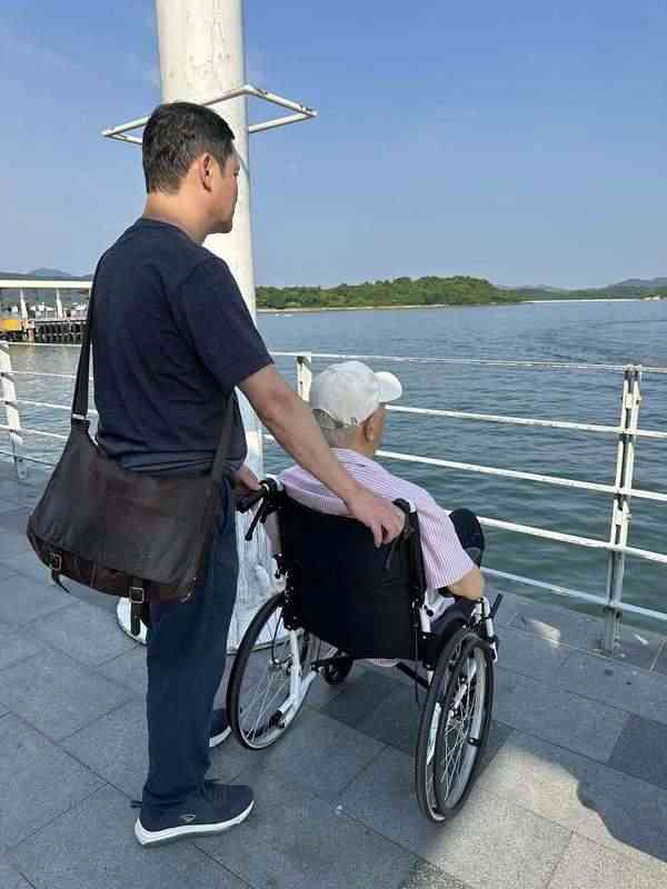 鍾景輝逝世｜King Sir最後身影曝光　西貢外遊消瘦坐輪椅　10年前患大腸癌淡出幕前