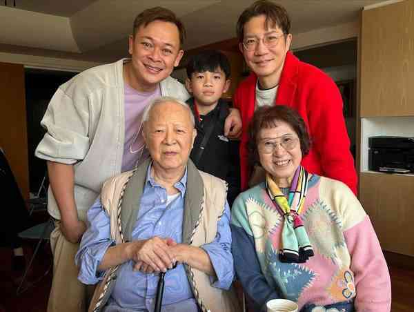 鍾景輝逝世｜King Sir鍾景輝逝世一生未婚無兒無女　中學靚仔舊照曝光　陽光爆肌迷倒萬千少女