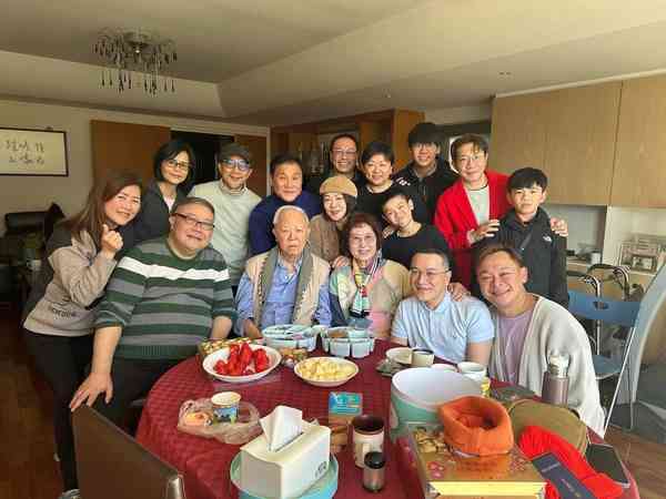 鍾景輝逝世｜King Sir鍾景輝逝世一生未婚無兒無女　中學靚仔舊照曝光　陽光爆肌迷倒萬千少女