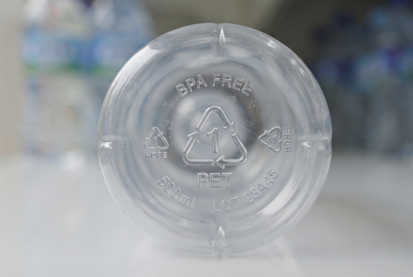 塑膠編碼｜膠樽循環再用恐招癌上身　專家警告：見底部「這數字」勿重用　僅1數字「相對安全」【附拆解塑膠水樽底部編碼】