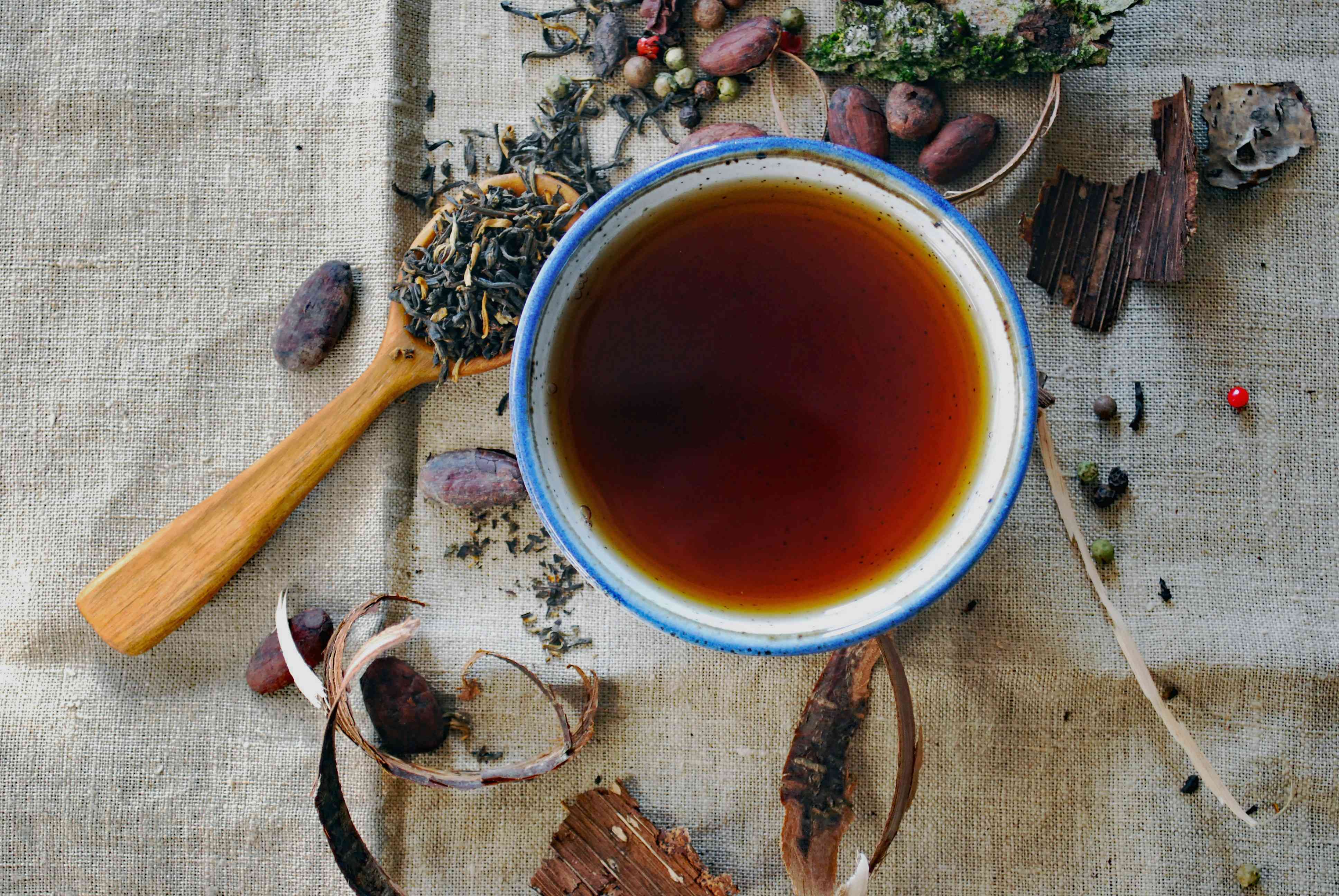 骨質疏鬆｜女子常吃麵包竟致骨質疏鬆　醫生揭關鍵成因： 即食麵、加工肉也高危　附19大高鈣食物排名