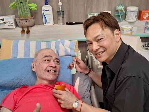 張偉文｜「靚聲王」張偉文疑遭護老院疏忽照顧　傷口潰爛見骨一年半冇沖涼床上痛哭　經理人偕《東張》團隊上門對質