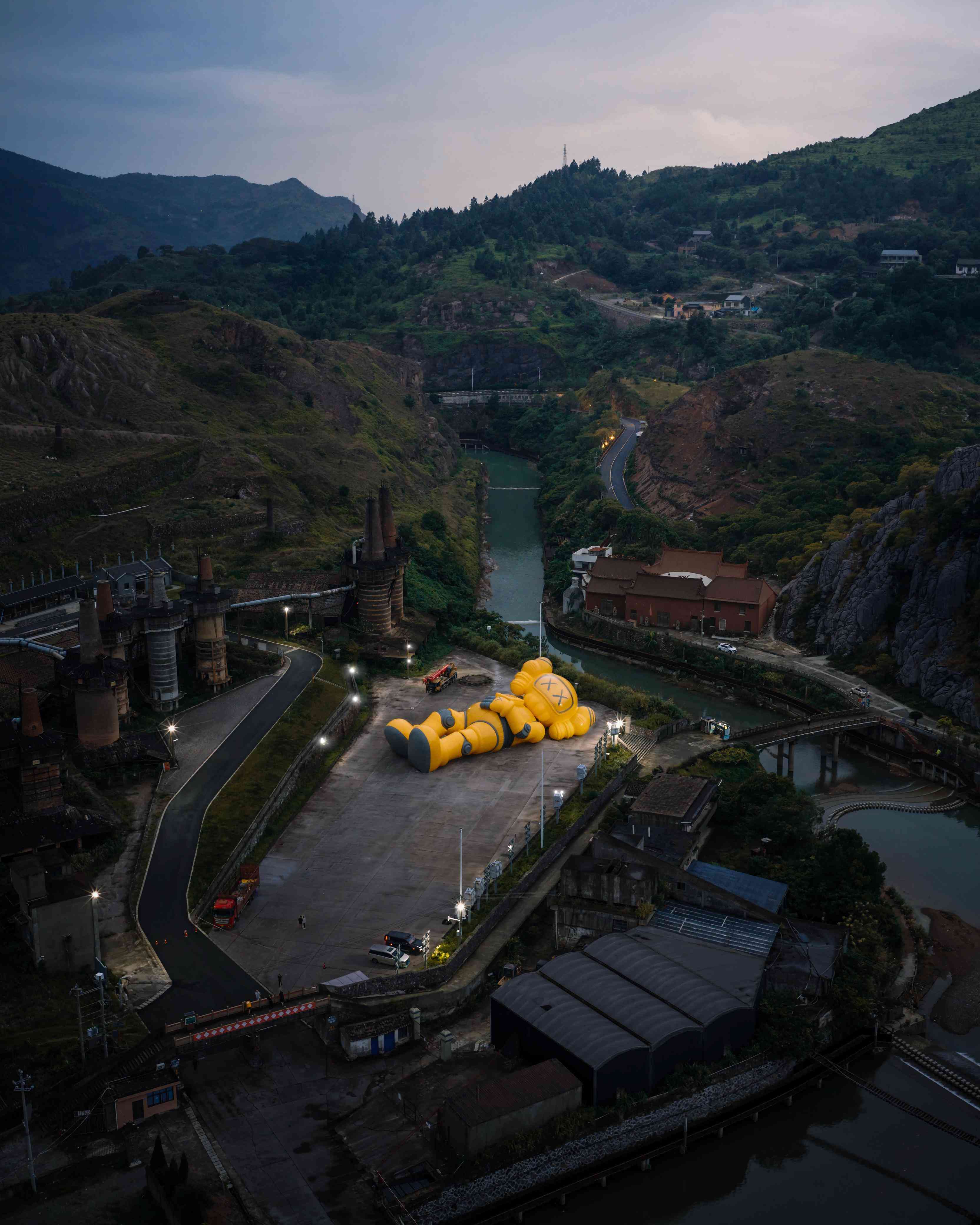 今年中秋最療癒的湖畔風景！《KAWS：HOLIDAY》杭州站登場：逾 30 米 COMPANION化身機械人，躺臥西湖綠茵上