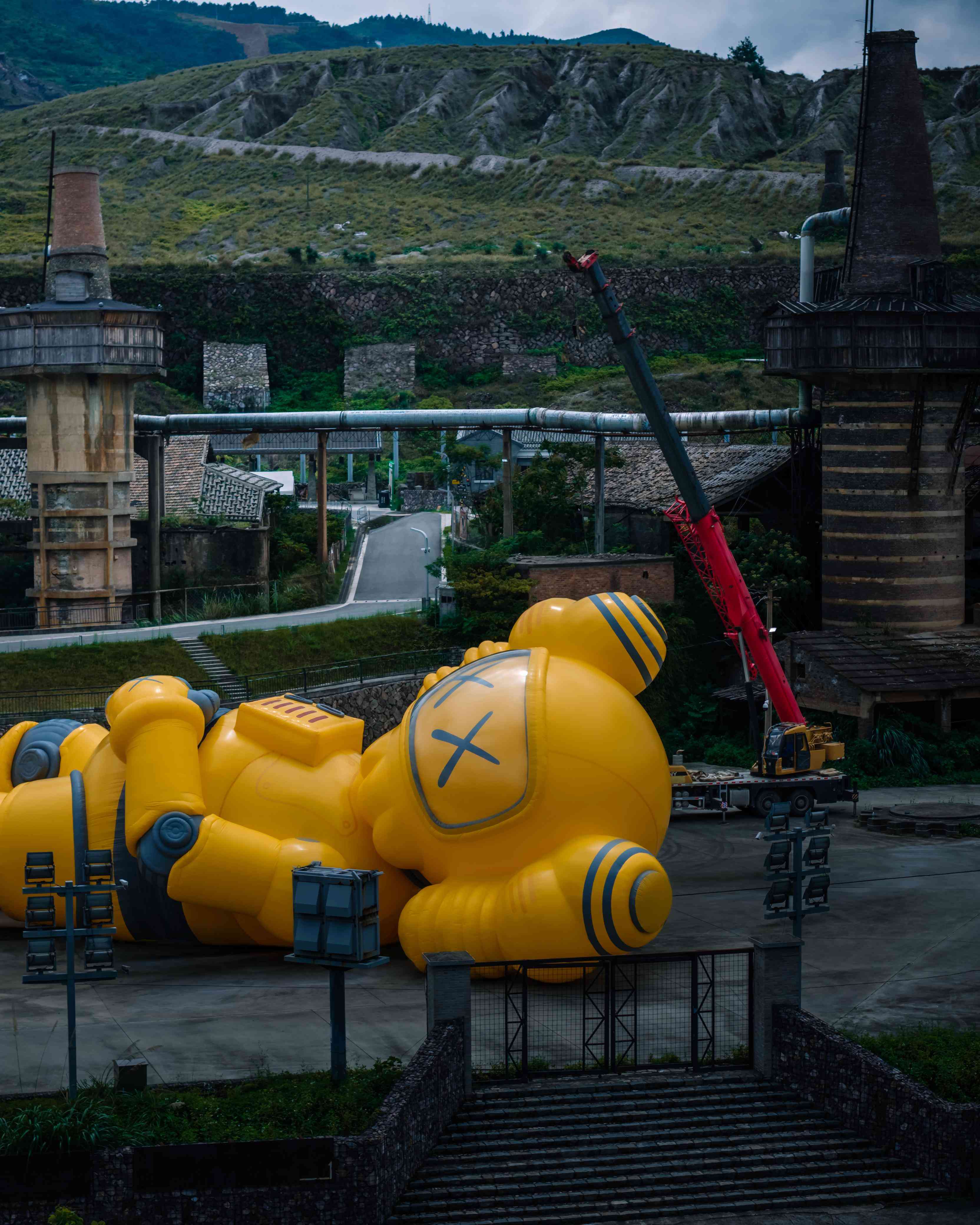 今年中秋最療癒的湖畔風景！《KAWS：HOLIDAY》杭州站登場：逾 30 米 COMPANION化身機械人，躺臥西湖綠茵上