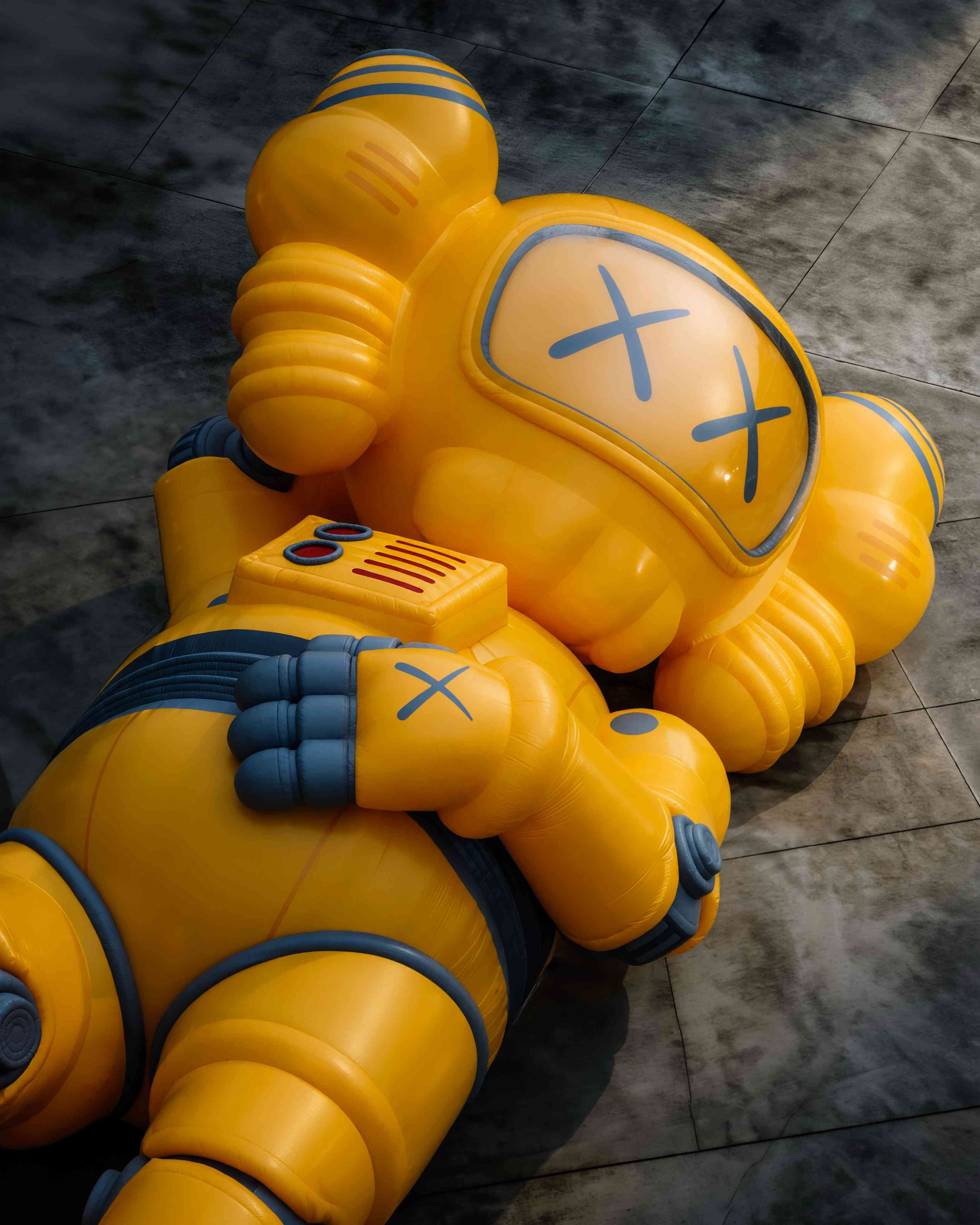 今年中秋最療癒的湖畔風景！《KAWS：HOLIDAY》杭州站登場：逾 30 米 COMPANION化身機械人，躺臥西湖綠茵上
