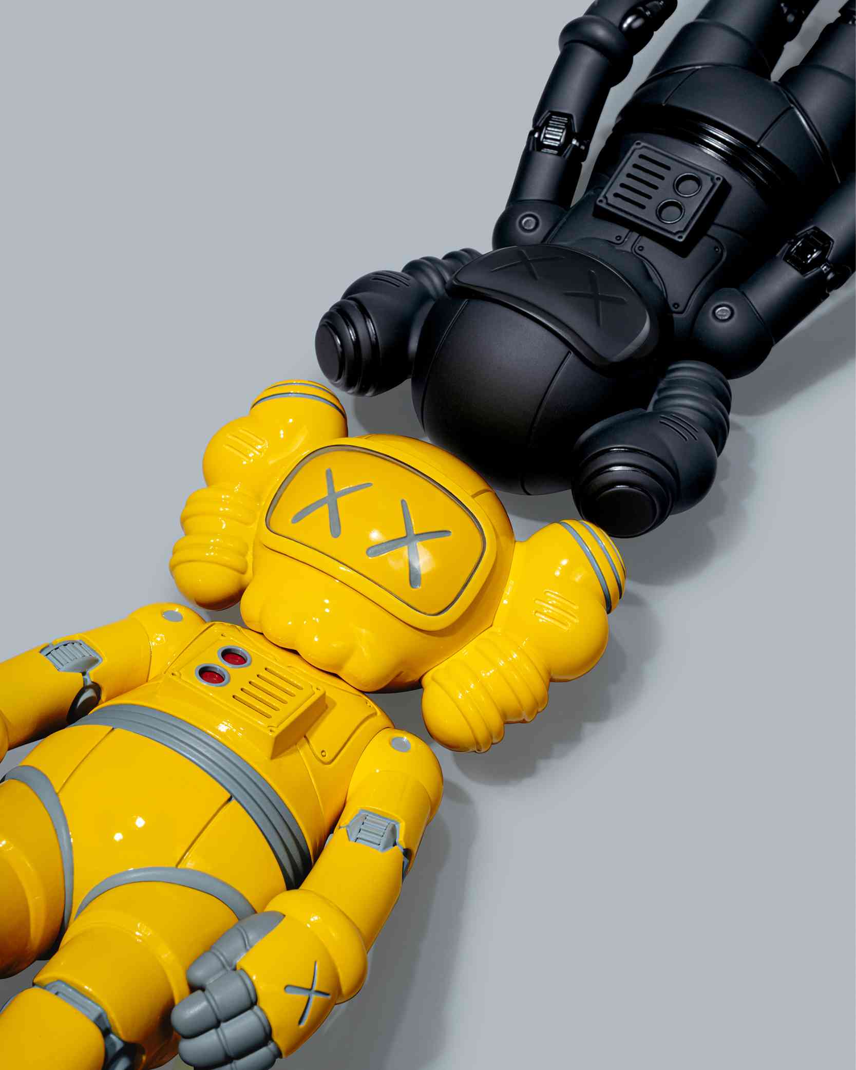 今年中秋最療癒的湖畔風景！《KAWS：HOLIDAY》杭州站登場：逾 30 米 COMPANION化身機械人，躺臥西湖綠茵上