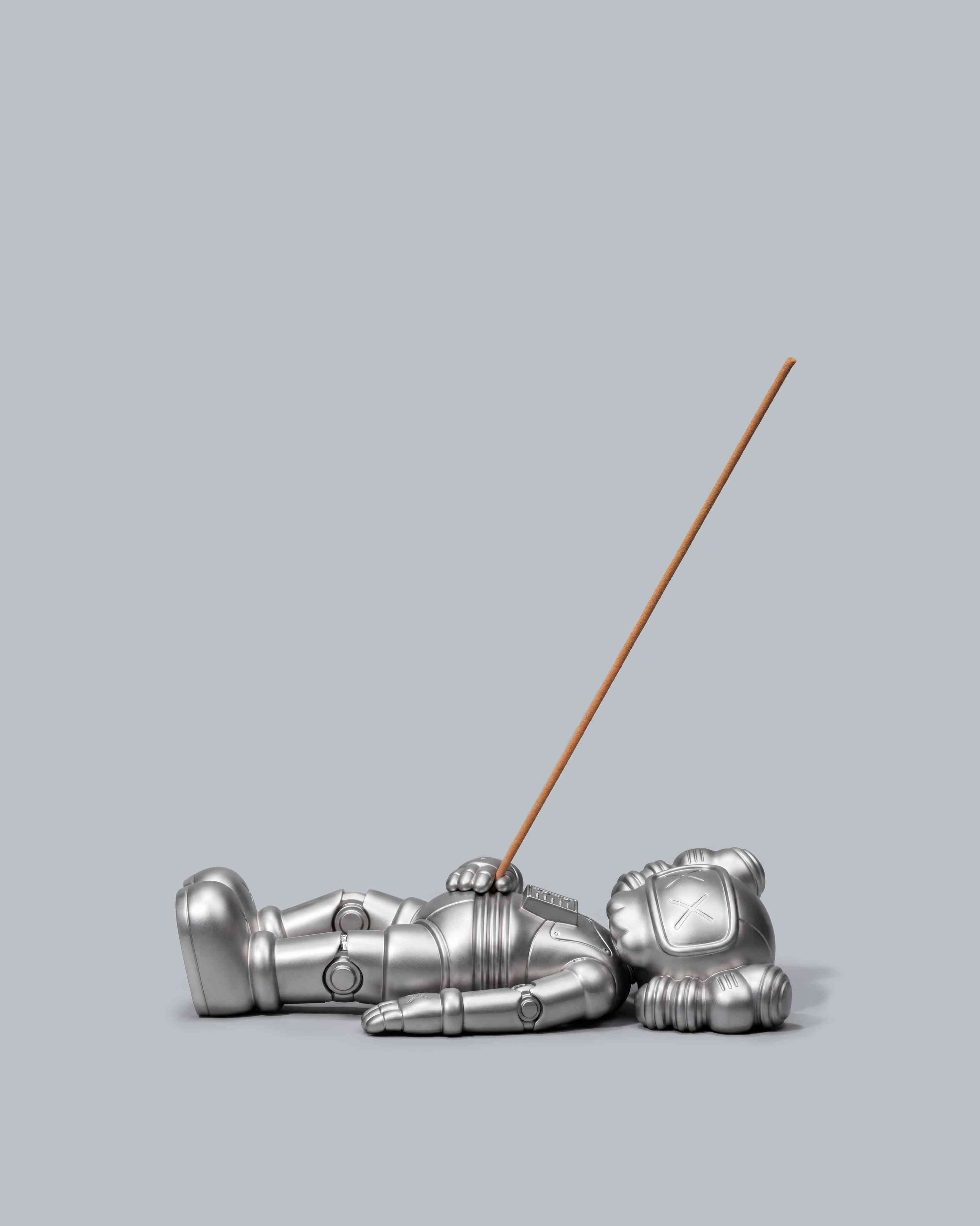 今年中秋最療癒的湖畔風景！《KAWS：HOLIDAY》杭州站登場：逾 30 米 COMPANION化身機械人，躺臥西湖綠茵上