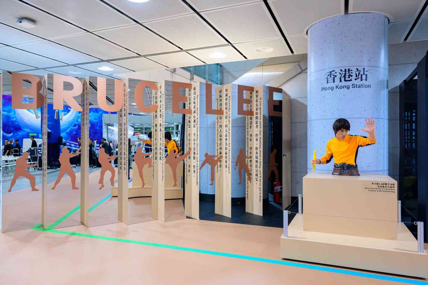 李小龍誕生85周年︱港鐵站展覽1:1半身像＋珍藏照片海報＋免費派紀念卡