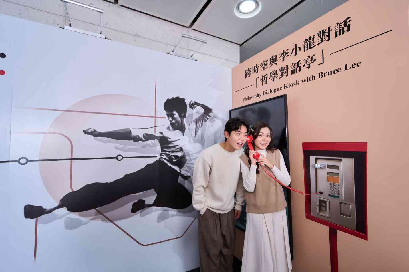 李小龍誕生85周年︱港鐵站展覽1:1半身像＋珍藏照片海報＋免費派紀念卡