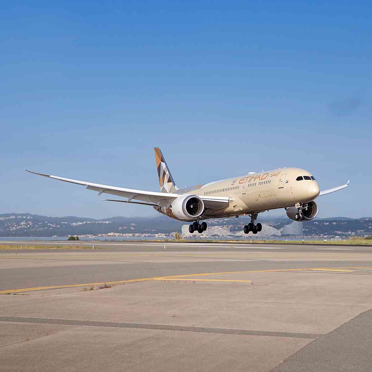 全球最安全航空公司2026｜香港快運連續2年獲選「全球最安全低成本航空公司」！傳統航空組別國泰排第二